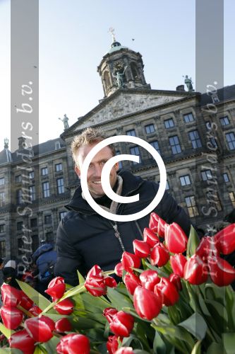 Amsterdam 21 januari 2017 
Boer Tom Groot bij event met tulpen bij paleis op de dam.