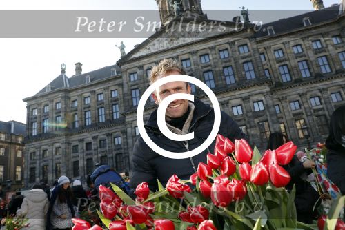 Amsterdam 21 januari 2017 
Boer Tom Groot bij event met tulpen bij paleis op de dam.