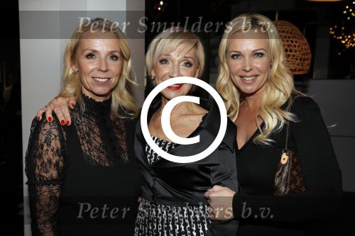 Aalsmeer 30 januari 2017
Nieuwjaarsreceptie Henk Geels in studio \'s Aalsmeer. Carla Geels met haar dochters Denise (r) en Jennifer