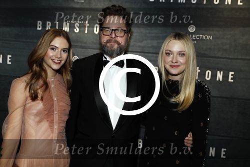 Amsterdam 9 januari 2016
Premiere Brimstone in Tuschinski met oa Emilia Jones en Dakota Fanning gemaakt door regisseur Martin Koolhoven .
Dakota Fanning en Emilia Jones en Martin Koolhoven