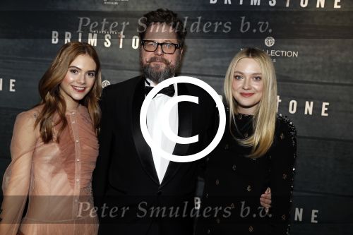 Amsterdam 9 januari 2016
Premiere Brimstone in Tuschinski met oa Emilia Jones en Dakota Fanning gemaakt door regisseur Martin Koolhoven .
Dakota Fanning en Emilia Jones en Martin Koolhoven