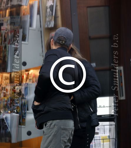 Amsterdam 20 januari 2017
Dave Roelvink met zijn nieuwe vriendin Julia Mekkes nadat ze geluncht hebben bij v Dam op de cornelis Schuytstraat