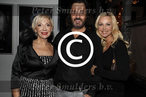 Aalsmeer 30 januari 2017
Nieuwjaarsreceptie Henk Geels in studio \'s Aalsmeer. Carla Geels met haar dochter Denise en haar partner Arjan Boon