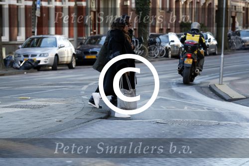 Amsterdam 19 januari 2017  
Edsilia Rombley en Berget Lewis verbergen zich achter boekje met etksten ladies of soul