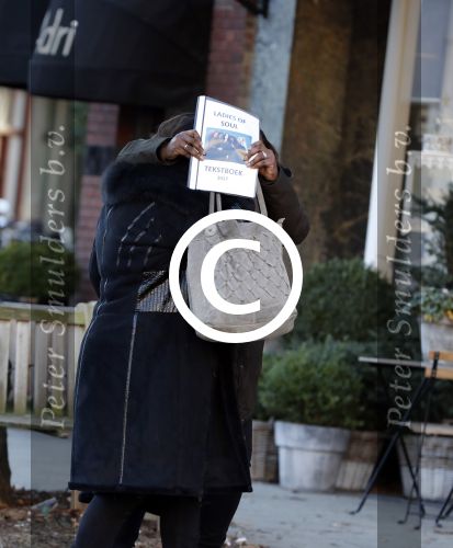 Amsterdam 19 januari 2017  
Edsilia Rombley en Berget Lewis verbergen zich achter boekje met etksten ladies of soul