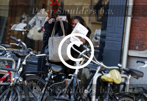 Amsterdam 19 januari 2017  
Edsilia Rombley en Berget Lewis verbergen zich achter boekje met etksten ladies of soul