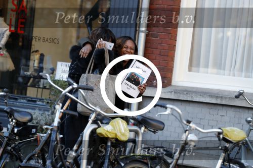 Amsterdam 19 januari 2017  
Edsilia Rombley en Berget Lewis verbergen zich achter boekje met etksten ladies of soul