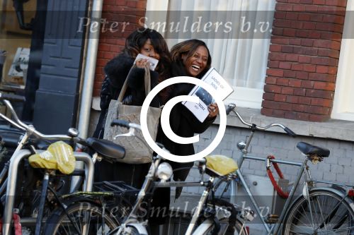 Amsterdam 19 januari 2017  
Edsilia Rombley en Berget Lewis verbergen zich achter boekje met etksten ladies of soul