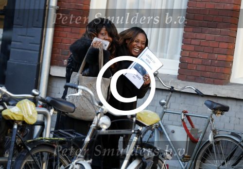 Amsterdam 19 januari 2017  
Edsilia Rombley en Berget Lewis verbergen zich achter boekje met etksten ladies of soul