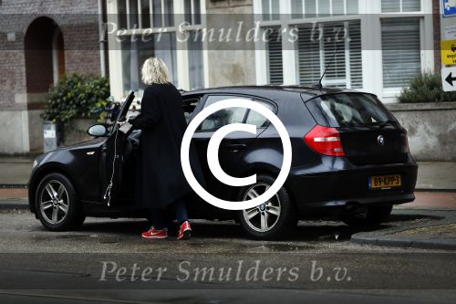 Amsterdam 30 januari 2017
Eva Jinek stapt met kop koffie in haar auto