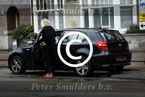 Amsterdam 30 januari 2017
Eva Jinek stapt met kop koffie in haar auto