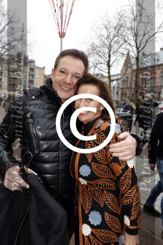 Amsterdam 29 januari 2017 
Surprise party Harry Mens vanwege zijn 70e verjaardag. Het werd gevierd op het leidse plein. Gerard Joling