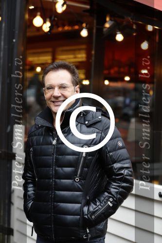 Amsterdam 29 januari 2017 
Surprise party Harry Mens vanwege zijn 70e verjaardag. Het werd gevierd op het leidse plein. Gerard Joling