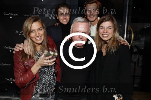 Amsterdam 29 januari 2017 
Surprise party Harry Mens vanwege zijn 70e verjaardag. Het werd gevierd op het leidse plein. Harry met zijn buurmeisjes