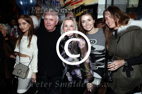 Amsterdam 29 januari 2017 
Surprise party Harry Mens vanwege zijn 70e verjaardag. Het werd gevierd op het leidse plein. Harry met zijn dochters vlnr Nour Suze Marlous en Sarah