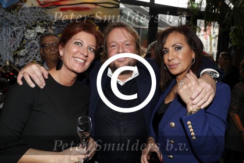 Amsterdam 29 januari 2017 
Surprise party Harry Mens vanwege zijn 70e verjaardag. Het werd gevierd op het leidse plein. Henk Mooyekind met .. en Mona de ex van Harry