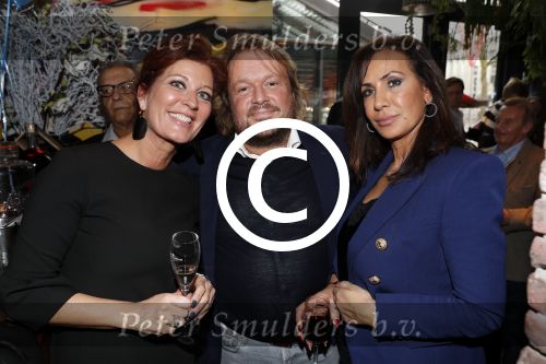 Amsterdam 29 januari 2017 
Surprise party Harry Mens vanwege zijn 70e verjaardag. Het werd gevierd op het leidse plein. Henk Mooyekind met .. en Mona de ex van Harry