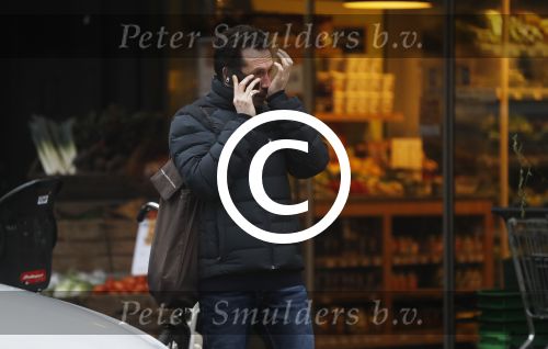 Amsterdam 24 januari 2017
Jacob Derwig bellend bij supermarkt