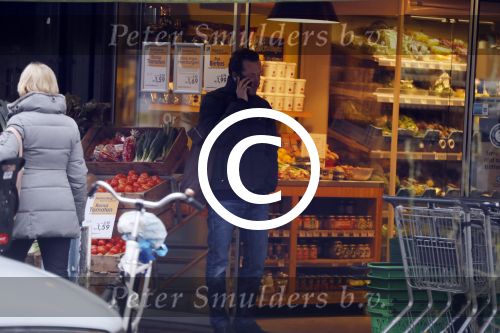 Amsterdam 24 januari 2017
Jacob Derwig bellend bij supermarkt