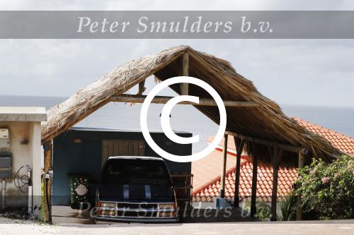 Curacao 30 december 2017
Jeroen Pauw heeft een carport voor zijn auto bij zijn huis gebouwd.