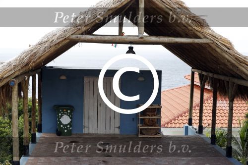 Curacao 30 december 2017
Jeroen Pauw heeft een carport voor zijn auto bij zijn huis gebouwd.
