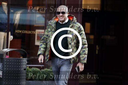 Amsterdam 20 januari 2017  
Dries Roelvink op de pc hooftstraatJohn v d Heuvel met een fan op de pc hooftstraat