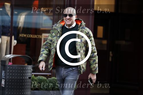 Amsterdam 20 januari 2017  
Dries Roelvink op de pc hooftstraatJohn v d Heuvel met een fan op de pc hooftstraat