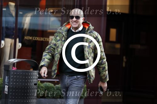 Amsterdam 20 januari 2017  
Dries Roelvink op de pc hooftstraatJohn v d Heuvel met een fan op de pc hooftstraat