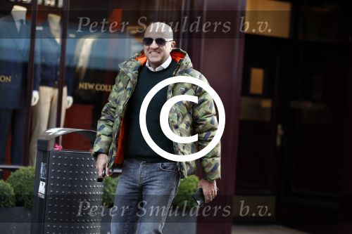 Amsterdam 20 januari 2017  
Dries Roelvink op de pc hooftstraatJohn v d Heuvel met een fan op de pc hooftstraat