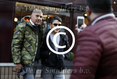 Amsterdam 20 januari 2017  
Dries Roelvink op de pc hooftstraatJohn v d Heuvel met een fan op de pc hooftstraat