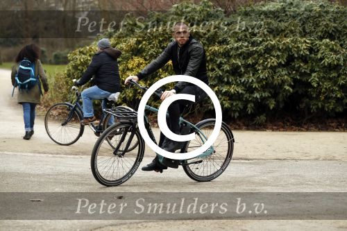 Amsterdam 31 januari 2017
Johnny Heitinga op zijn electriasche fiets in het vondelpark