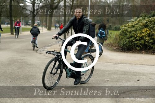 Amsterdam 31 januari 2017
Johnny Heitinga op zijn electriasche fiets in het vondelpark