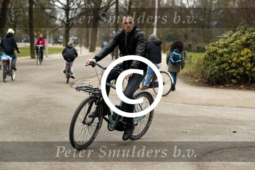 Amsterdam 31 januari 2017
Johnny Heitinga op zijn electriasche fiets in het vondelpark