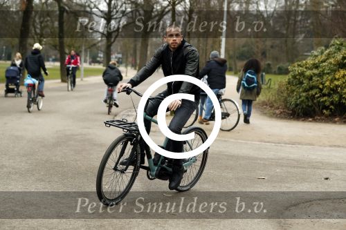 Amsterdam 31 januari 2017
Johnny Heitinga op zijn electriasche fiets in het vondelpark