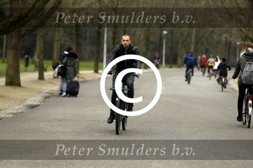 Amsterdam 31 januari 2017
Johnny Heitinga op zijn electriasche fiets in het vondelpark