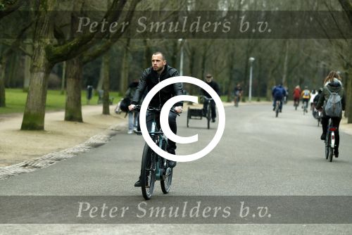 Amsterdam 31 januari 2017
Johnny Heitinga op zijn electriasche fiets in het vondelpark