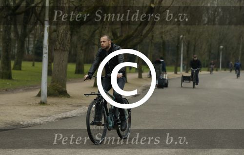 Amsterdam 31 januari 2017
Johnny Heitinga op zijn electriasche fiets in het vondelpark