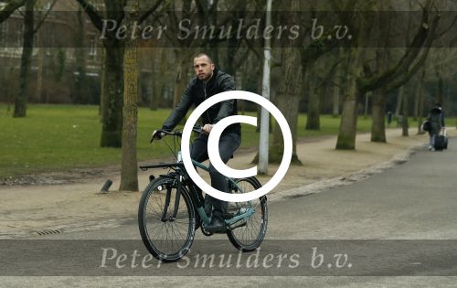 Amsterdam 31 januari 2017
Johnny Heitinga op zijn electriasche fiets in het vondelpark