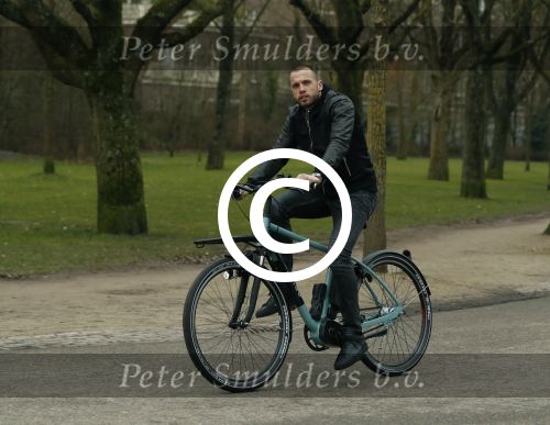 Amsterdam 31 januari 2017
Johnny Heitinga op zijn electriasche fiets in het vondelpark