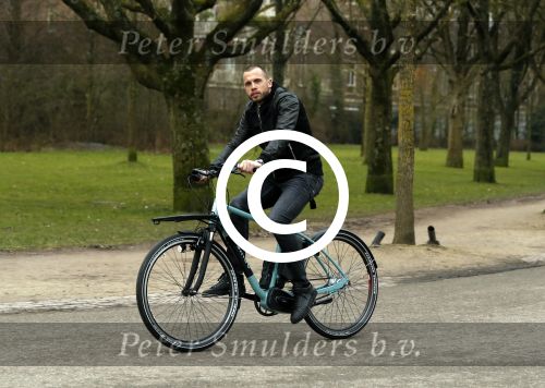 Amsterdam 31 januari 2017
Johnny Heitinga op zijn electriasche fiets in het vondelpark