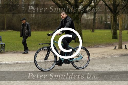 Amsterdam 31 januari 2017
Johnny Heitinga op zijn electriasche fiets in het vondelpark