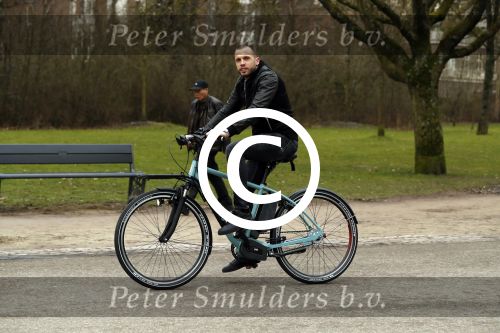 Amsterdam 31 januari 2017
Johnny Heitinga op zijn electriasche fiets in het vondelpark