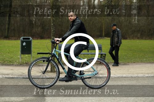 Amsterdam 31 januari 2017
Johnny Heitinga op zijn electriasche fiets in het vondelpark