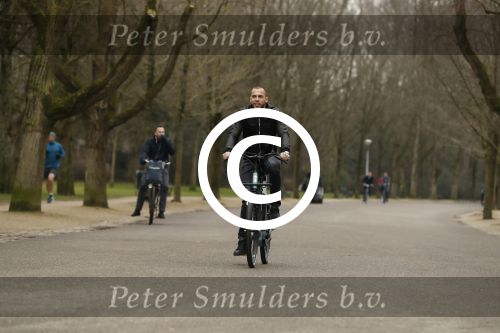 Amsterdam 31 januari 2017
Johnny Heitinga op zijn electriasche fiets in het vondelpark