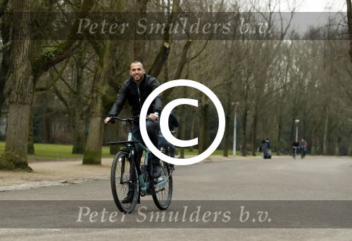 Amsterdam 31 januari 2017
Johnny Heitinga op zijn electriasche fiets in het vondelpark