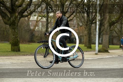 Amsterdam 31 januari 2017
Johnny Heitinga op zijn electriasche fiets in het vondelpark