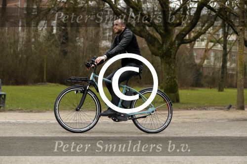 Amsterdam 31 januari 2017
Johnny Heitinga op zijn electriasche fiets in het vondelpark