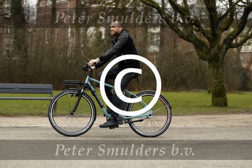 Amsterdam 31 januari 2017
Johnny Heitinga op zijn electriasche fiets in het vondelpark