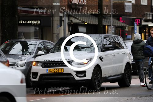 Amsterdam 30 januari 2017  
Lil Kleine in zijn nieuwe Range Rover sport. Hij koopt broodjes bij de hergo