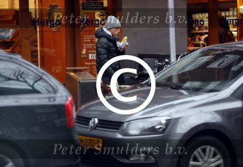 Amsterdam 30 januari 2017  
Lil Kleine in zijn nieuwe Range Rover sport. Hij koopt broodjes bij de hergo